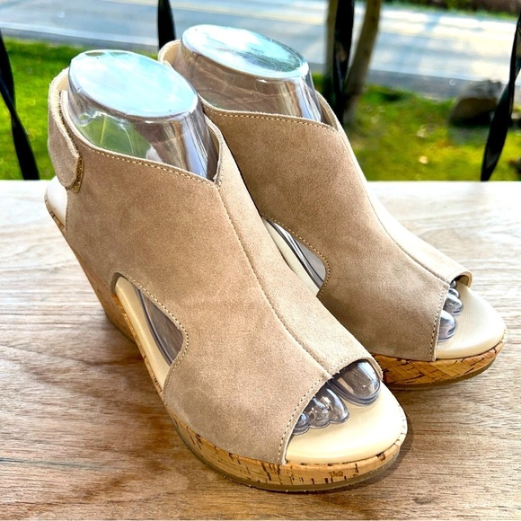 CORDANI Beige Suede Leather Heeled Platform Wedge Sandals 7.5 US - Picture 1 of 11